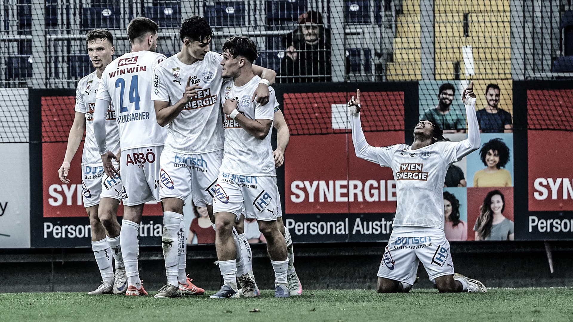 Die Mannschaft des Floridsdorfer AC jubelt