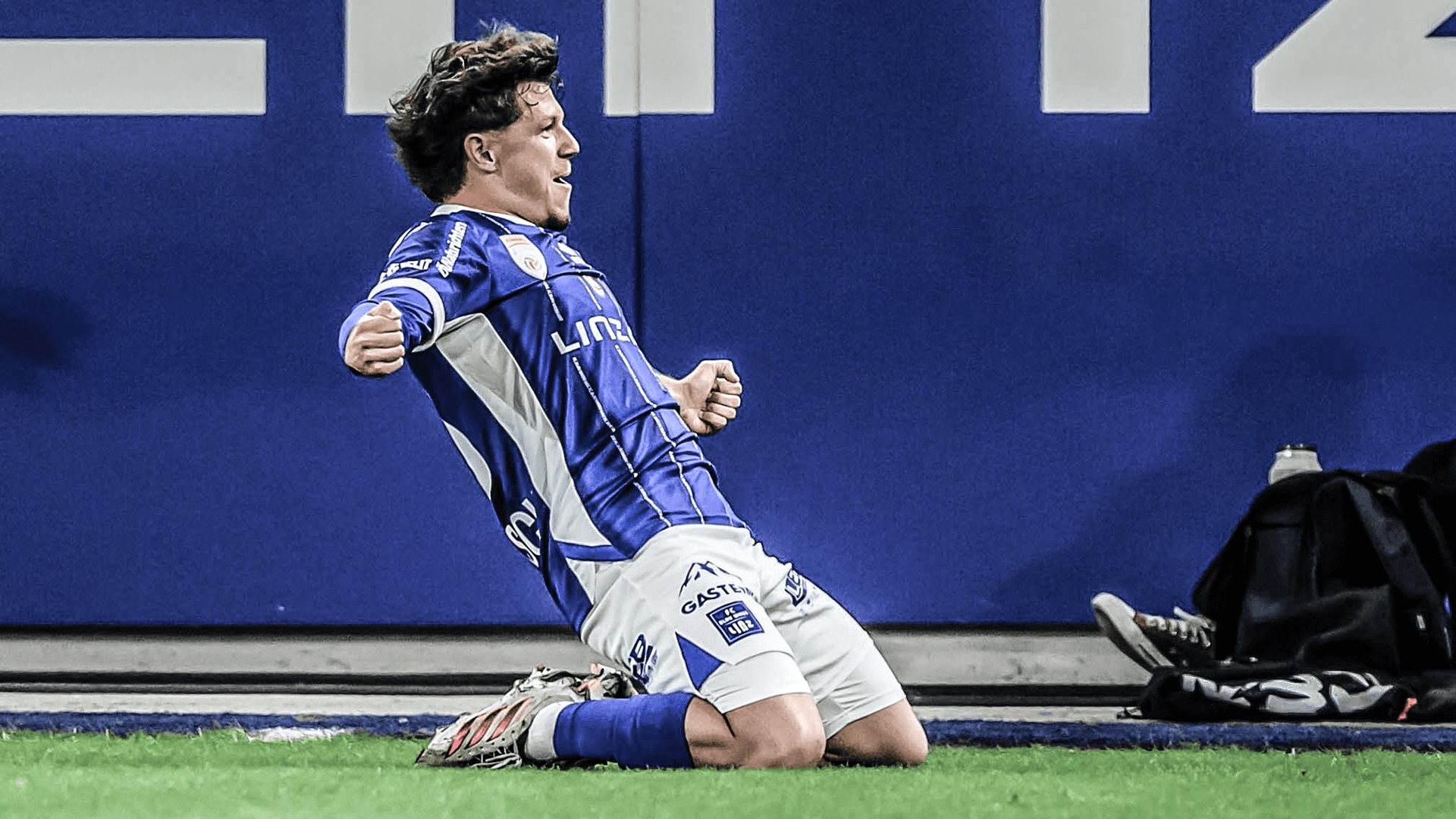 Blau-Weiß Linz Spieler jubelt
