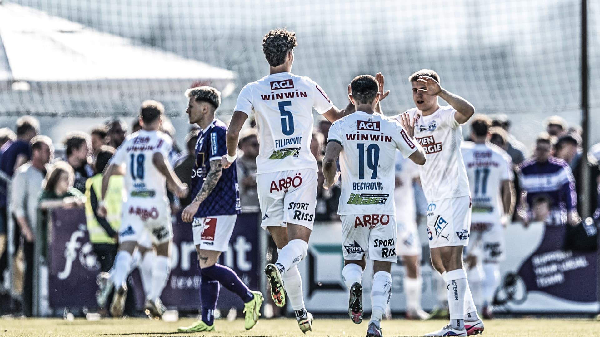 FAC-Mannschaft jubelt