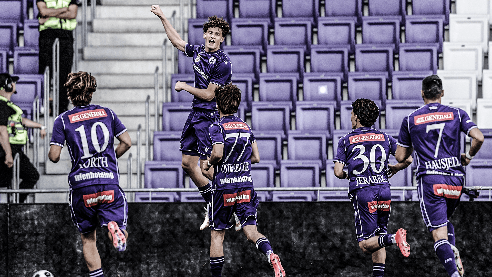 Young Violets-Mannschaft jubelt